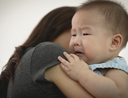 Terlalu Sering digendong Bikin Bayi Bau Tangan