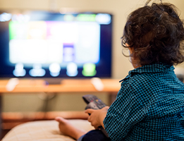 Stop Menaruh Televisi di Kamar Si Kecil